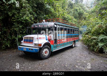 Chiva, autobus peint en couleurs, transport principalement utilisé dans la zone rurale. Colombie, Amérique du Sud. Banque D'Images