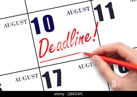 10th jour d'août. Dessiner à la main une ligne rouge et écrire le texte Date limite le 10 août. Mot d'échéance écrit sur le calendrier mois d'été, da Banque D'Images