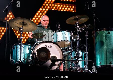 Redondo Beach, Californie, États-Unis. 13th mai 2022. Le groupe Weezer sur scène le jour 1 du festival DE LA VIE PLAGE . Credit: Ken Howard - Alamy Live News Banque D'Images