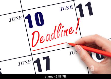 10th jour de juin. Dessiner à la main une ligne rouge et écrire le texte Date limite le 10 juin. Mot d'échéance écrit le calendrier mois d'été, jour de Banque D'Images