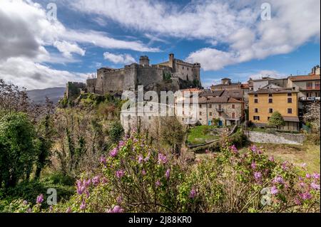 Le château de Bardi domine le village du même nom dans la province de Parme, en Italie Banque D'Images