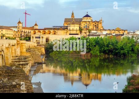 Pont romain sur le fleuve Guadalquivir et la Grande Mosquée (cathédrale de Mezquita) - Cordoue, Espagne Banque D'Images