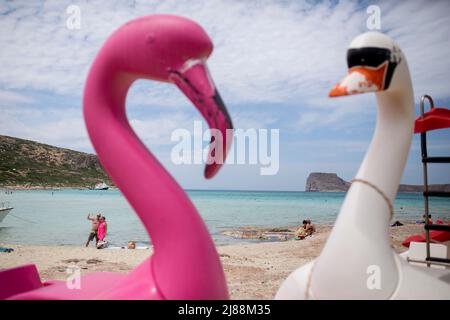 Kissamos, Grèce. 12th mai 2022. Les touristes prennent des photos sur la plage de Balos, dans la partie nord-est de l'île de Crète. Credit: Socrates Baltagiannis/dpa/Alay Live News Banque D'Images