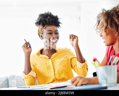 devoirs enseignement fille mère éducation enfants fille famille uccès enfant portrait bonne fille noire Banque D'Images