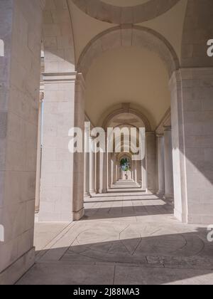 C'est le Mémorial de la première Guerre mondiale dans la ville française d'Arras avec les colonnades avec des panneaux muraux de noms pour les militaires qui restent disparus Banque D'Images