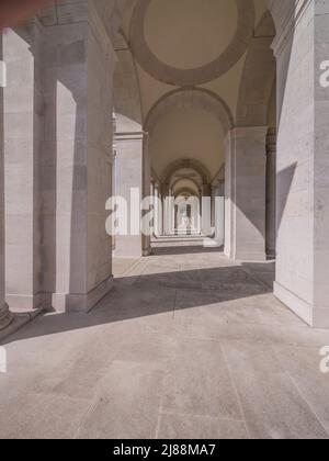 C'est le Mémorial de la première Guerre mondiale dans la ville française d'Arras avec les colonnades avec des panneaux muraux de noms pour les militaires qui restent disparus Banque D'Images