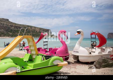 Kissamos, Grèce. 12th mai 2022. Les bateaux à pédales sont situés sur la plage de Balos, dans la partie nord-est de l'île de Crète. Credit: Socrates Baltagiannis/dpa/Alay Live News Banque D'Images