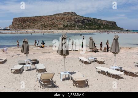 Kissamos, Grèce. 12th mai 2022. Les chaises longues sont situées sur la plage de Balos et son lagon dans la partie nord-est de l'île de Crète. Credit: Socrates Baltagiannis/dpa/Alay Live News Banque D'Images