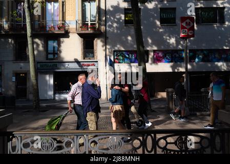 Espagne. 13th mai 2022. Les touristes sont vus marcher dans la rue des Ramblas alors que la saison touristique commence la première année sans restrictions importantes de la pandémie Covid-19 à Barcelone, Espagne, le 13 mai 2022. Les prévisions pour la saison estivale 2022 indiquent un nombre record de visiteurs qui reviennent en Espagne, à des niveaux antérieurs à la pandémie. (Photo par Davide Bonaldo/Sipa USA) crédit: SIPA USA/Alay Live News Banque D'Images