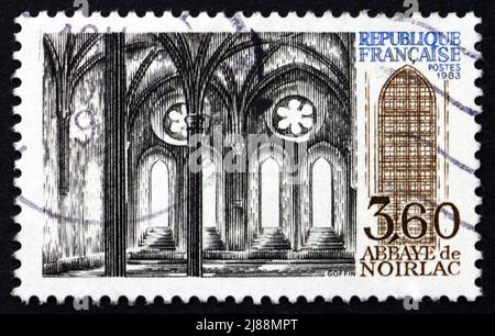 FRANCE - VERS 1983 : un timbre imprimé en France montre l'abbaye de Noirlac, vers 1983 Banque D'Images