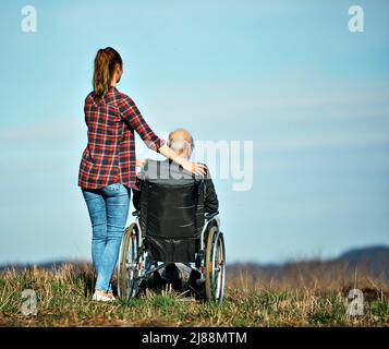 infirmière soins aux aînés aide aide aide à la retraite personnes âgées homme famille amour fille petite-fille shopping épicerie Banque D'Images