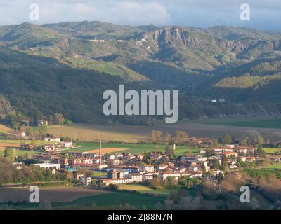 Montechiaro vu au coucher du soleil depuis les collines environnantes, village de campagne de la vallée de la rivière Bormida , Piémont Italie Banque D'Images