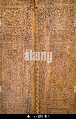 Détail, gros plan sur un panneau de porte en bois sculpté. Au Musée des arts appliqués de Tachkent, Ouzbékistan. Banque D'Images