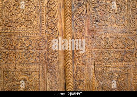 Détail, gros plan sur un panneau de porte en bois sculpté. Au Musée des arts appliqués de Tachkent, Ouzbékistan. Banque D'Images