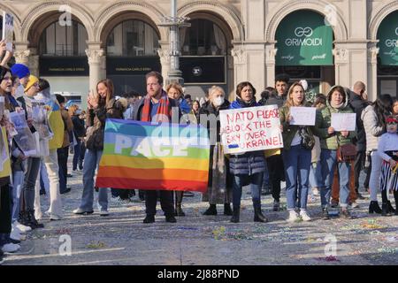 Protestation des peuples ukrainiens sur la place du Dôme de Milan contre la guerre et contre le dirigeant russe Poutine Banque D'Images