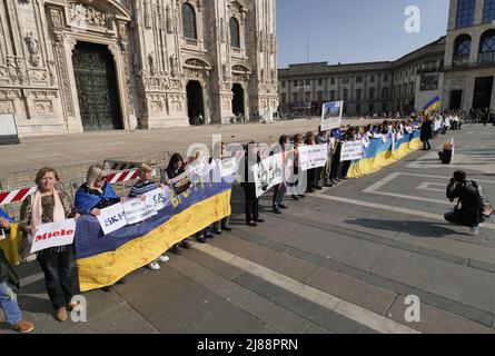 Protestation des peuples ukrainiens sur la place du Dôme de Milan contre la guerre et contre le dirigeant russe Poutine Banque D'Images