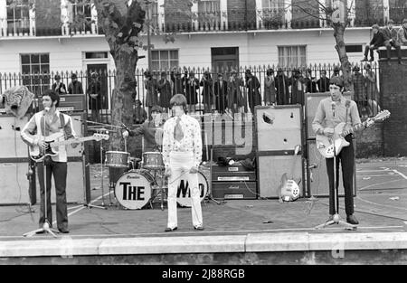 L'OMS enregistre pour une émission de télévision allemande sur le terrain du siège du Duc de York à Chelsea, Londres, novembre 1966. Photo : Tony Gale Banque D'Images
