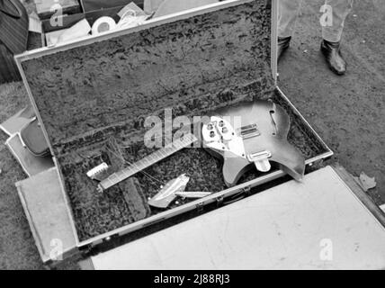 LES kits DE guitare DE L'OMS en cours d'assemblage pour un enregistrement en direct pour la télévision allemande en novembre 1966 dans le domaine du siège du Duc de York, Chelsea, Londres. Photo : Tony Gale Banque D'Images