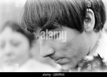 LE batteur DE L'OMS Keith Moon signe des autographes en novembre 1966. Le groupe faisait une pause tout en enregistrant un spectacle en direct pour la télévision allemande sur le terrain du siège du Duc de York à Chelsea, Londres. Photo : Tony Gale Banque D'Images