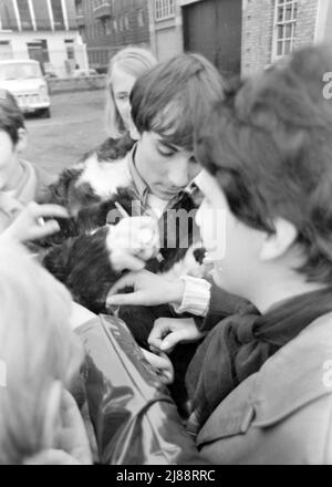 LE batteur DE L'OMS Keith Moon signe des autographes en novembre 1966. Le groupe faisait une pause tout en enregistrant un spectacle en direct pour la télévision allemande sur le terrain du siège du Duc de York à Chelsea, Londres. Photo : Tony Gale Banque D'Images