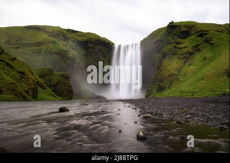 Cascade de Skogafoss dans le sud de l'Islande Banque D'Images