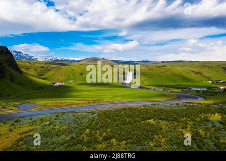 Vue aérienne de la cascade de Skogafoss dans le sud de l'Islande Banque D'Images