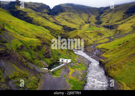 Vue aérienne de la piscine géothermique Seljavallalaug dans le sud de l'Islande Banque D'Images