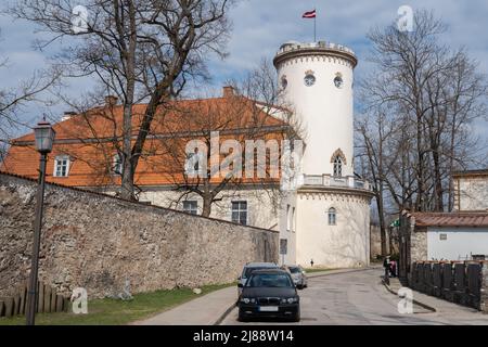 Château médiéval avec drapeau letton à Cesis, Lettonie Banque D'Images