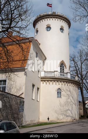 Château médiéval avec drapeau letton à Cesis, Lettonie Banque D'Images