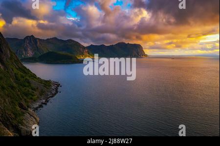 Vue aérienne de l'île Senja au nord de la Norvège au coucher du soleil Banque D'Images