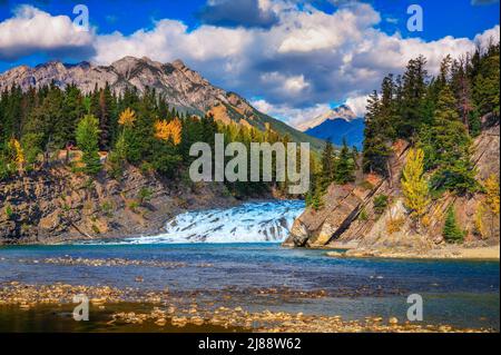 Bow Falls, près du village de Banff, dans les Rocheuses canadiennes, au Canada Banque D'Images