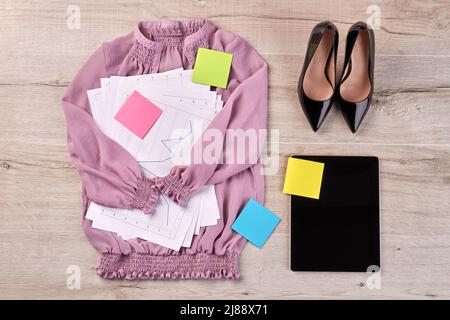 Chemisier violet avec papiers de travail et chaussures noires. Plan d'étapage avec vue de dessus. Banque D'Images