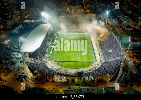 Thessalonique, Grèce, 14 avril 2022: Prise de vue aérienne du stade Toumba, plein de fans de PAOK avant le match de l'UEFA Europa Conference League Paok vs Banque D'Images