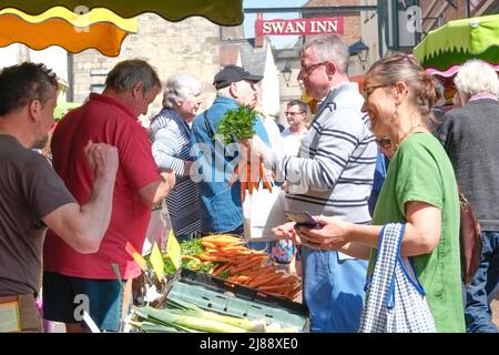 Stroud, Royaume-Uni. 14th mai 2022. Le marché Stroud attire la foule un samedi ensoleillé. Le marché de cette ville de Cotswold attire les gens de miles autour. Crédit : JMF News/Alay Live News Banque D'Images