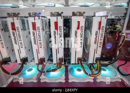 Bangkok, Thaïlande. 14th mai 2022. Crypto Miner Computer au stand « atSine » de la Thaïlande Crypto Expo 2022 au centre international des expositions et du commerce de Bangkok (BITEC) le 14 mai 2022 à Bangkok, Thaïlande. (Photo de Guillaume Payen/SOPA Images/Sipa USA) crédit: SIPA USA/Alay Live News Banque D'Images