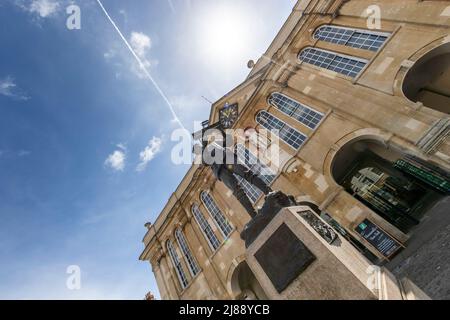 Shire Hall, Monmouth Town Hall et statue de Charles Rolls et Henry Fifth. Banque D'Images