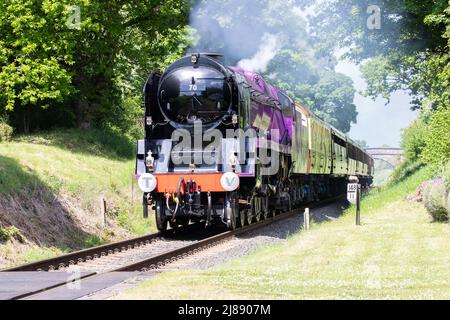 BridgNorth, Royaume-Uni. 14th mai 2022: Édition spéciale du Jubilé de platine le train à vapeur violet numéro 70 transporte les services pour la première fois à travers Eardington avant le week-end du Jubilé en juin 2022 sur le chemin de fer de la vallée de Severn. Credit Richard O'Donoghue/Alamy Live News Banque D'Images