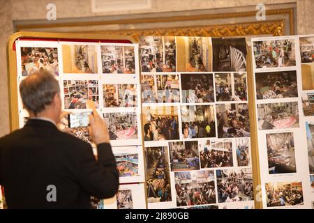 Paris, France. 13th mai 2022. Photos des prisons iraniennes vues à la conférence de presse. Le Conseil national de la résistance de l'Iran (NCRI), lors d'une conférence de presse, a révélé des images jusque-là non divulguées de cellules surpeuplées dans les prisons de Paris, plus de 33 000 noms et 22 765 photos de responsables, d'interrogateurs, de tortionnaires et de bourreaux des organisations pénitentiaires iraniennes ont également été rendus publics pour la première fois. Crédit : SOPA Images Limited/Alamy Live News Banque D'Images