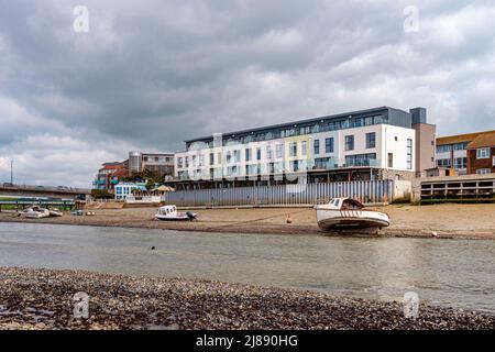 La rivière Adur à marée basse révélant un grand lit de rivière et des propriétés au bord de la rivière - Shoreham-by-Sea, West Sussex, Royaume-Uni. Banque D'Images