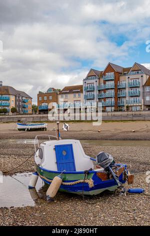 La rivière Adur à marée basse révélant un vaste lit de rivière - Shoreham-by-Sea, West Sussex, Royaume-Uni. Banque D'Images