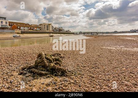 La rivière Adur à marée basse révélant un vaste lit de rivière - Shoreham-by-Sea, West Sussex, Royaume-Uni. Banque D'Images