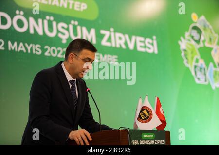 12 mai 2022, Gaziantep, Turquie : Gaziantep, Turquie. 12 mai 2022. Le Président de la Chambre de commerce et d'industrie de Gaziantep, Adnan Ãœnverdi, prononce un discours lors d'un sommet pour examiner les possibilités économiques de coopération entre la Turquie et l'Allemagne, dans la ville turque de Gaziantep. Cette manifestation, intitulée "le processus de transformation de l'environnement", fait partie du programme organisé par le Ministère de la Fédération allemande pour l'économie et le développement, conjointement avec l'Organisation de coopération allemande, le Ministère turc du commerce et la Chambre de commerce et d'Ind de Gaziantep Banque D'Images