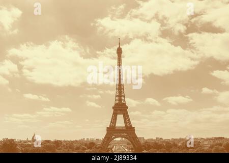 Vue de Paris avec la Tour Eiffel contre ciel nuageux de couleur jaune Banque D'Images