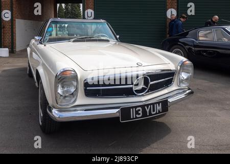 Mercedes Benz 280 SL ‘113YUM’ en exposition au Scramble d’avril qui s’est tenu au Bicester Heritage Centre le 23rd avril 2022 Banque D'Images