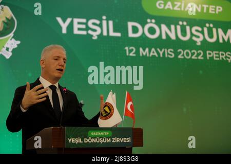 12 mai 2022, Gaziantep, Turquie : Gaziantep, Turquie. 12 mai 2022. Le gouverneur de Gaziantep, Davut Gül, prononce un discours lors d’un sommet pour examiner les possibilités économiques de coopération entre la Turquie et l’Allemagne, dans la ville turque de Gaziantep. Cette manifestation, intitulée "le processus de transformation de l'environnement", fait partie du programme organisé par le Ministère de la Fédération allemande pour l'économie et le développement, conjointement avec l'Organisation de coopération allemande, le Ministère turc du commerce et la Chambre de commerce et d'industrie de Gaziantep. Le Président de la Chambre de Coco de Gaziantep Banque D'Images