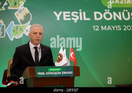 12 mai 2022, Gaziantep, Turquie : Gaziantep, Turquie. 12 mai 2022. Le gouverneur de Gaziantep, Davut Gül, prononce un discours lors d’un sommet pour examiner les possibilités économiques de coopération entre la Turquie et l’Allemagne, dans la ville turque de Gaziantep. Cette manifestation, intitulée "le processus de transformation de l'environnement", fait partie du programme organisé par le Ministère de la Fédération allemande pour l'économie et le développement, conjointement avec l'Organisation de coopération allemande, le Ministère turc du commerce et la Chambre de commerce et d'industrie de Gaziantep. Le Président de la Chambre de Coco de Gaziantep Banque D'Images