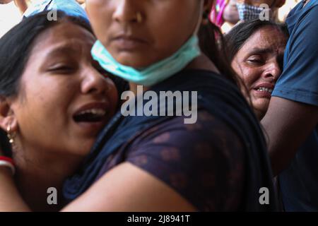 New Delhi, Inde. 14th mai 2022. Un parent d'une victime qui est mort dans l'incendie qui a éclaté dans un bâtiment commercial, tombe dans un hôpital (Credit image: © Karma Sonam Bhutia/ZUMA Press Wire) Credit: ZUMA Press, Inc./Alay Live News Banque D'Images