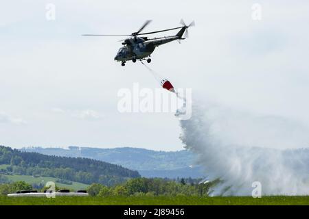 Strakonice, République tchèque. 14th mai 2022. Journée avec le 25th AntiAircraft missile Regiment, le 14 mai 2022, à l'aérodrome de Strakonice. La photo montre une démonstration en vol de la lutte contre les incendies à l'aide d'un hélicoptère W-3A Sokol équipé du système de seaux Bambi, qui peut contenir jusqu'à 1 590 litres d'eau et pèse près de 1,7 tonnes lorsqu'il est complètement chargé. Crédit: Vaclav Pancer/CTK photo/Alay Live News Banque D'Images