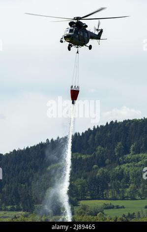 Strakonice, République tchèque. 14th mai 2022. Journée avec le 25th AntiAircraft missile Regiment, le 14 mai 2022, à l'aérodrome de Strakonice. La photo montre une démonstration en vol de la lutte contre les incendies à l'aide d'un hélicoptère W-3A Sokol équipé du système de seaux Bambi, qui peut contenir jusqu'à 1 590 litres d'eau et pèse près de 1,7 tonnes lorsqu'il est complètement chargé. Crédit: Vaclav Pancer/CTK photo/Alay Live News Banque D'Images