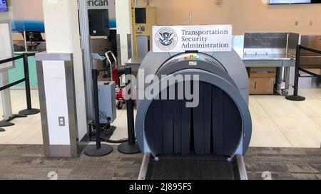 7 mai 2022, Gainesville, FL : une machinbe de rayon de bagage de la TSA à l'aéroport régional de Gainesville. Banque D'Images